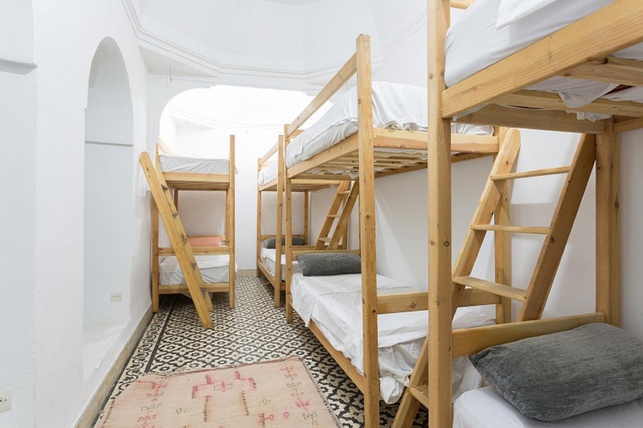 Hostal Earth *
